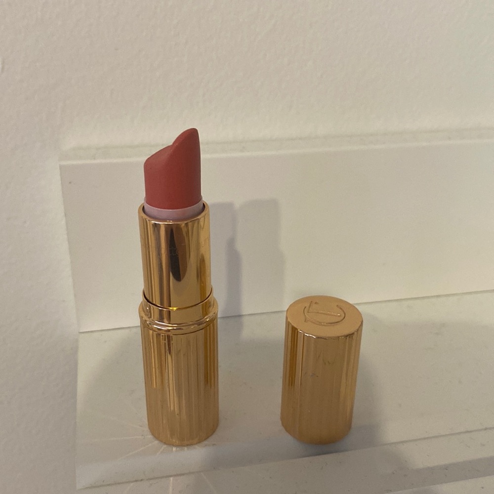 Charlotte tilbury lipstick, color: sexy sienna